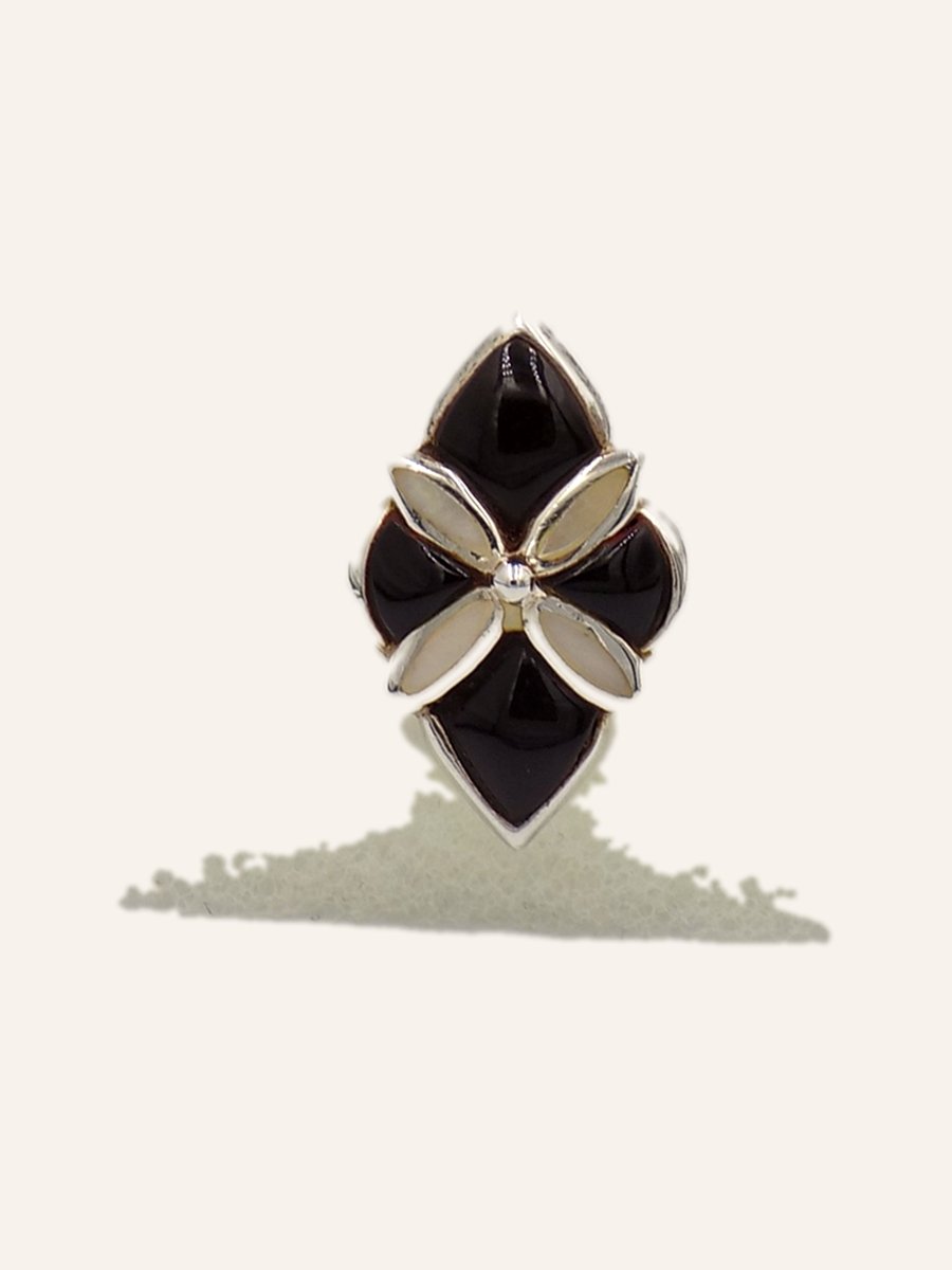 Diamond-shaped ring with onyx cross