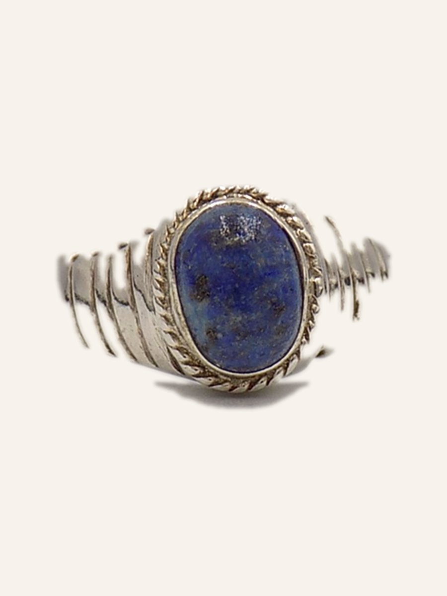 Ring with lapis lazuli and ridged band