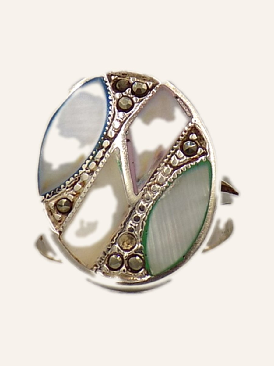 Oval ring in mother-of-pearl and marcasites