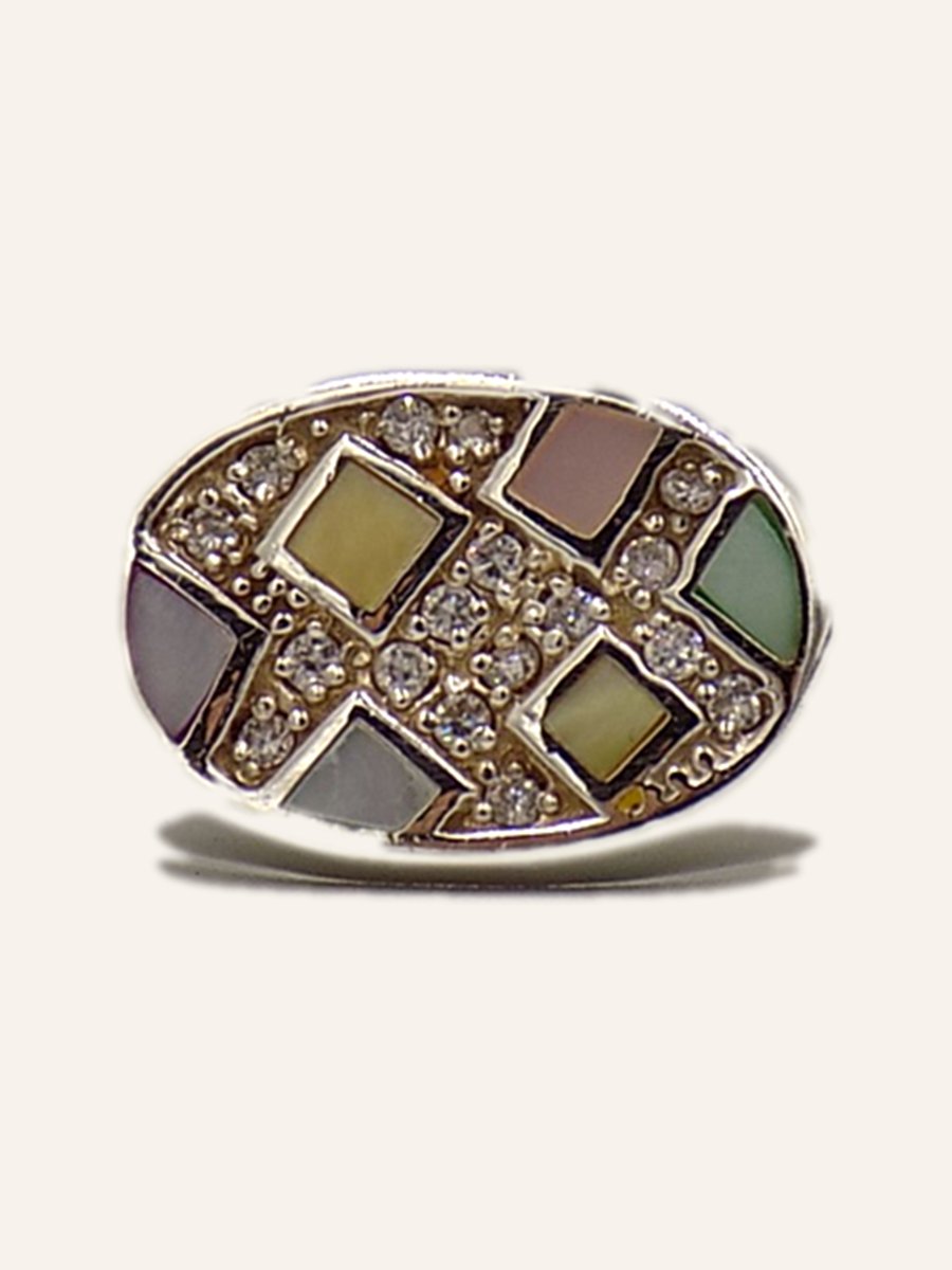 Oval ring in pastel mother-of-pearl marquetry