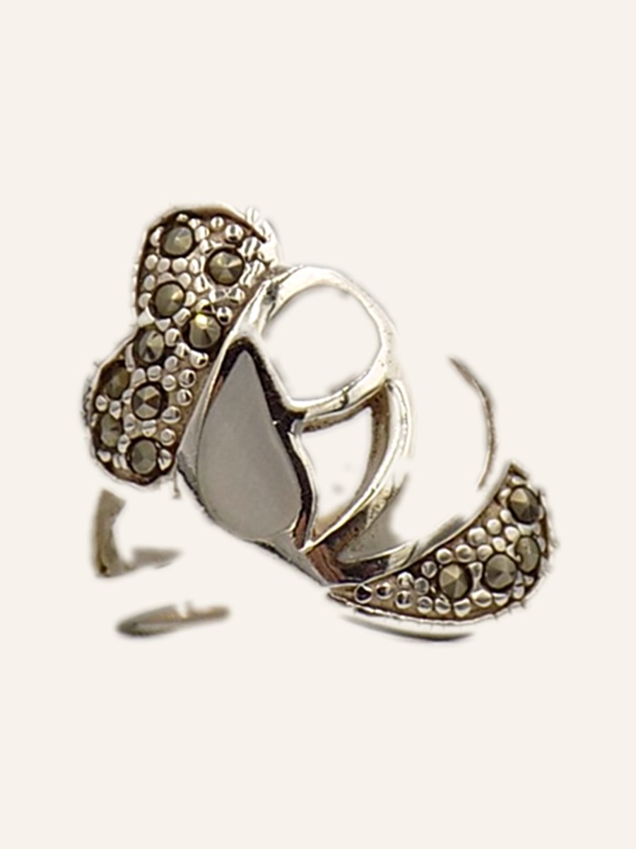 Knot ring in mother-of-pearl and marcasites