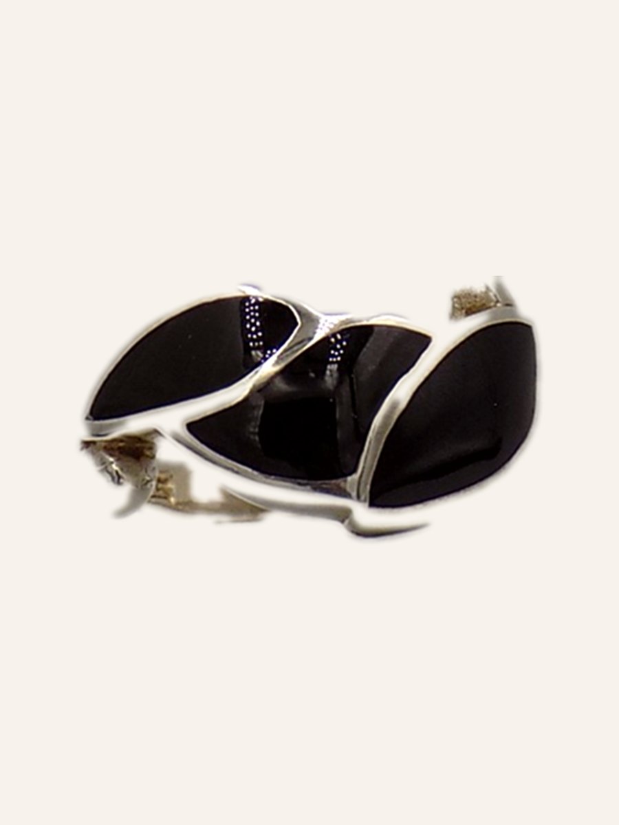 Ring with onyx marquetry