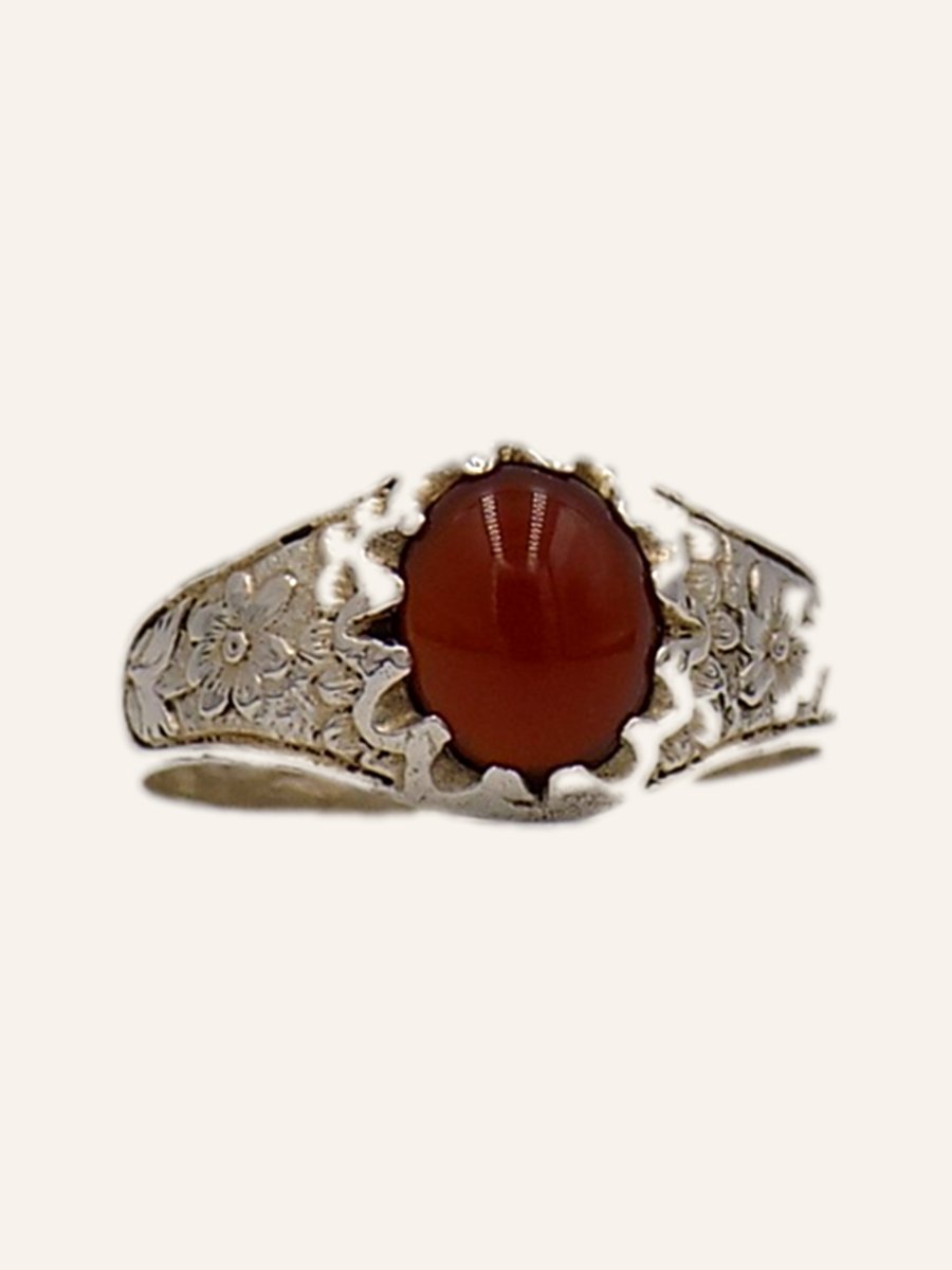 Bague à cornaline et épaules martelées