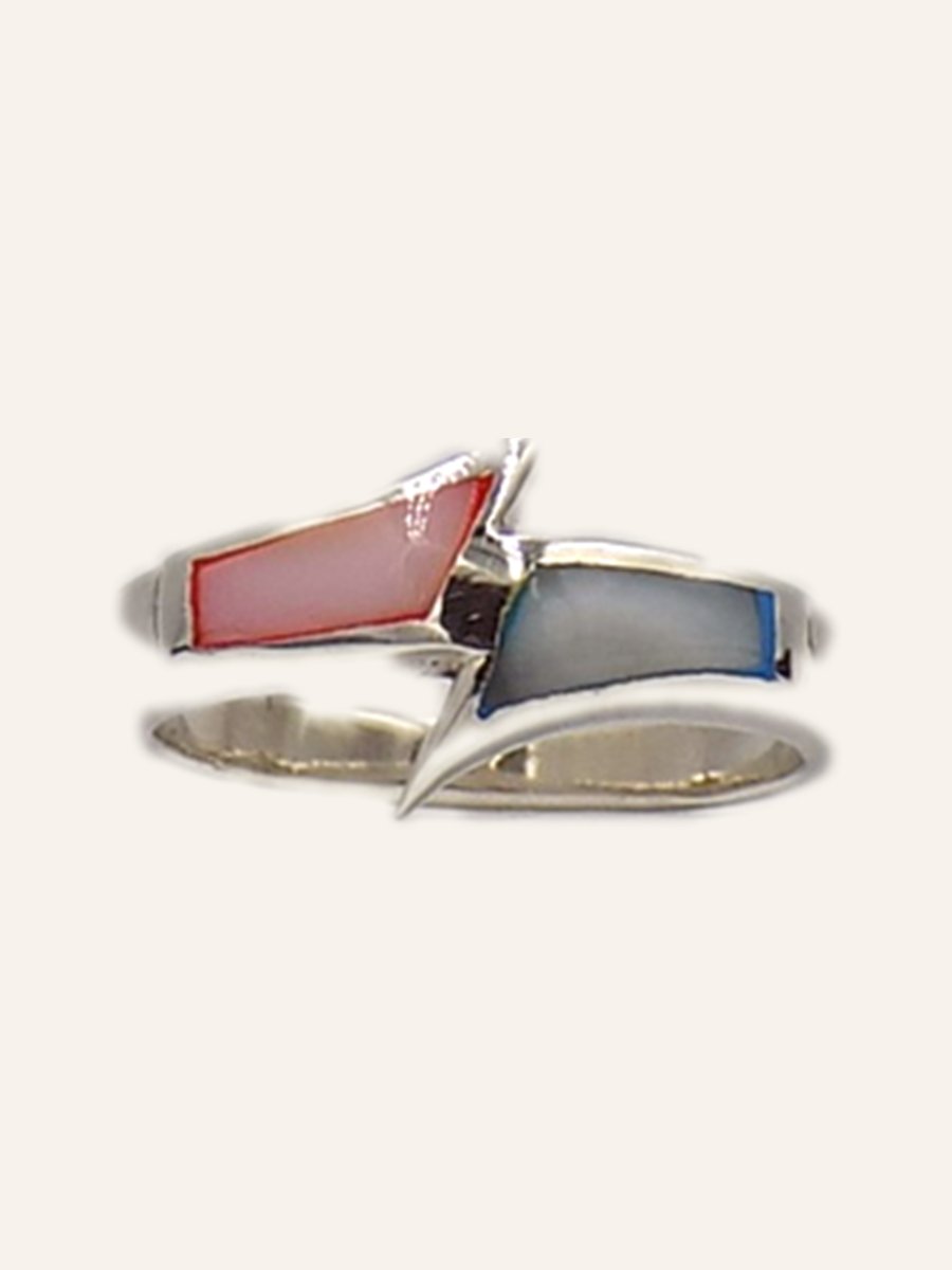 Ring with three mother-of-pearl pieces set diagonally