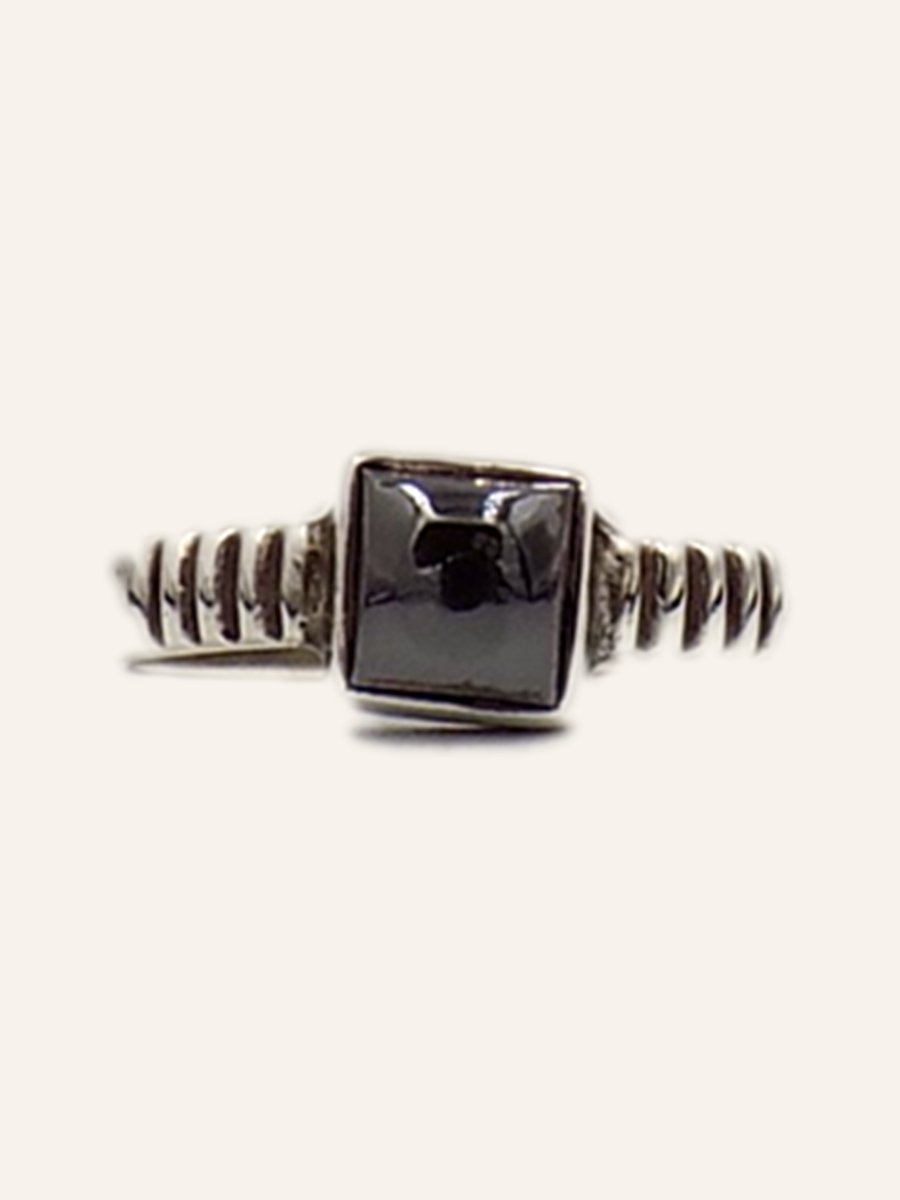 Bague à hématite carrée et anneau strié
