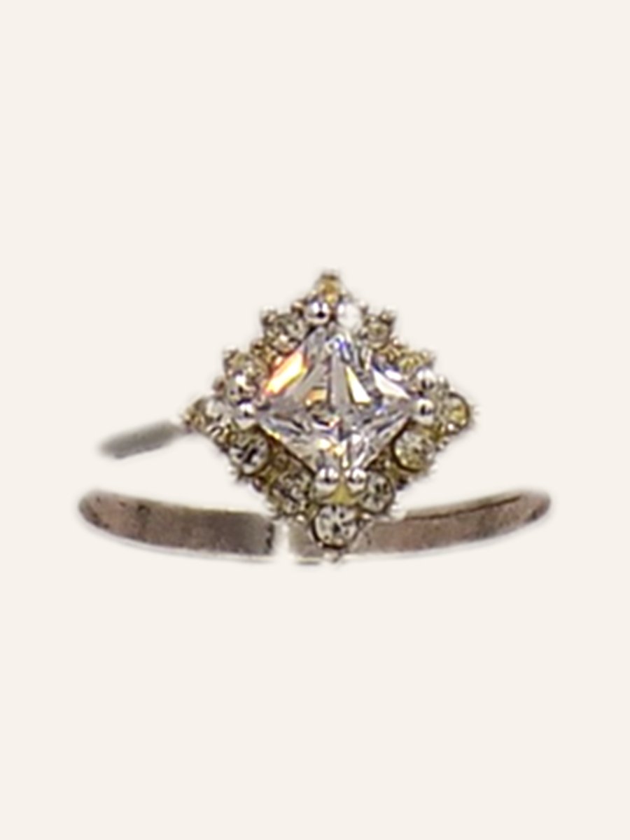 Ring with diamond-shaped cubic zirconia and yellow stones