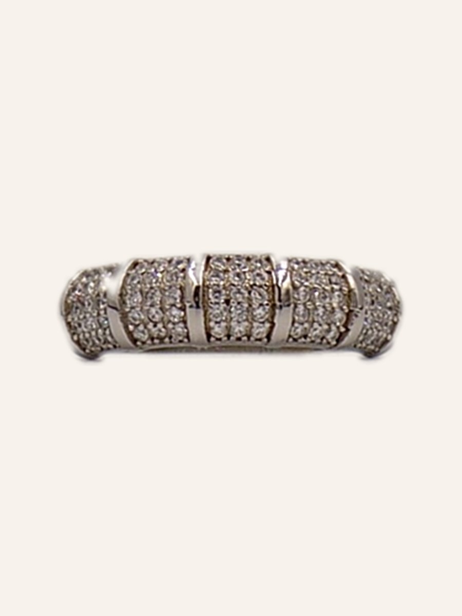 Bague bandeau pavée en trois rangs
