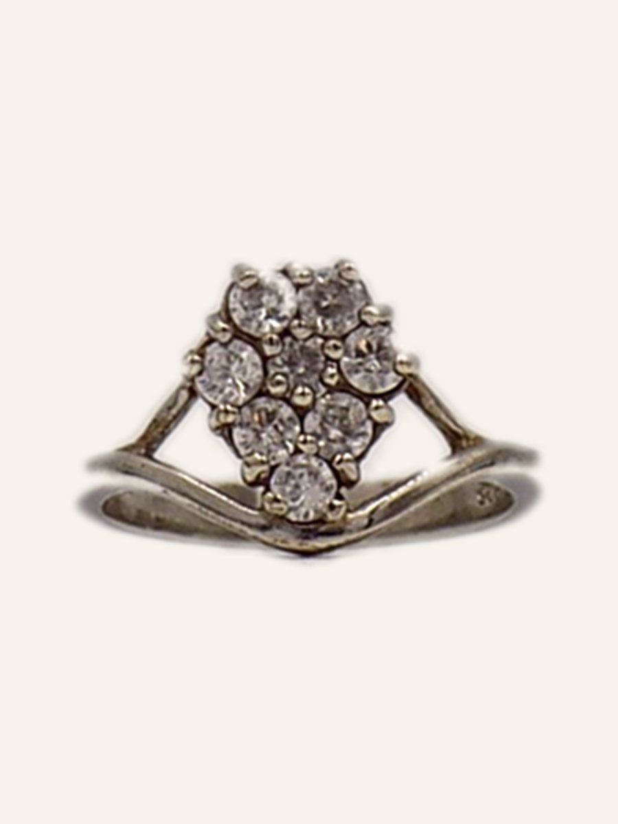 Flower ring with cubic zirconia on a V-shaped band