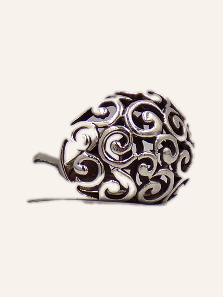 Bague dôme à volutes ajourées