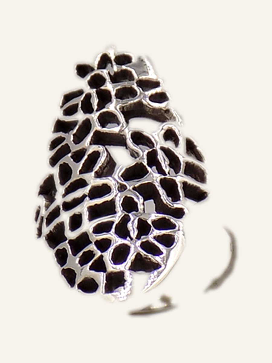 Elongated openwork ring with floral motif