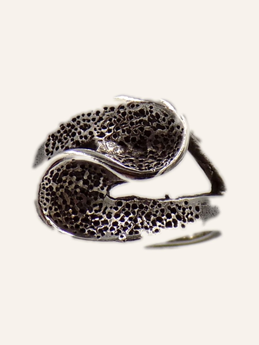 Wave ring with hammered texture