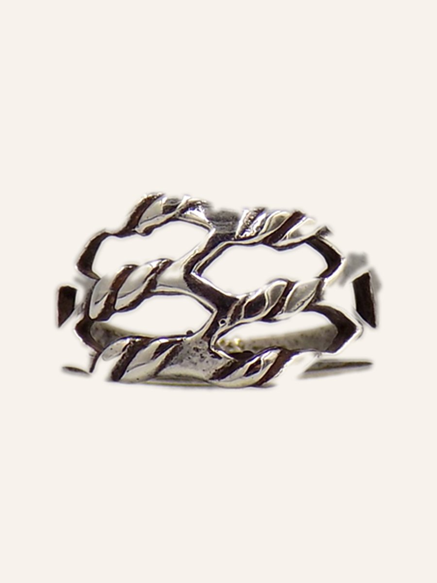 Band ring with openwork twists
