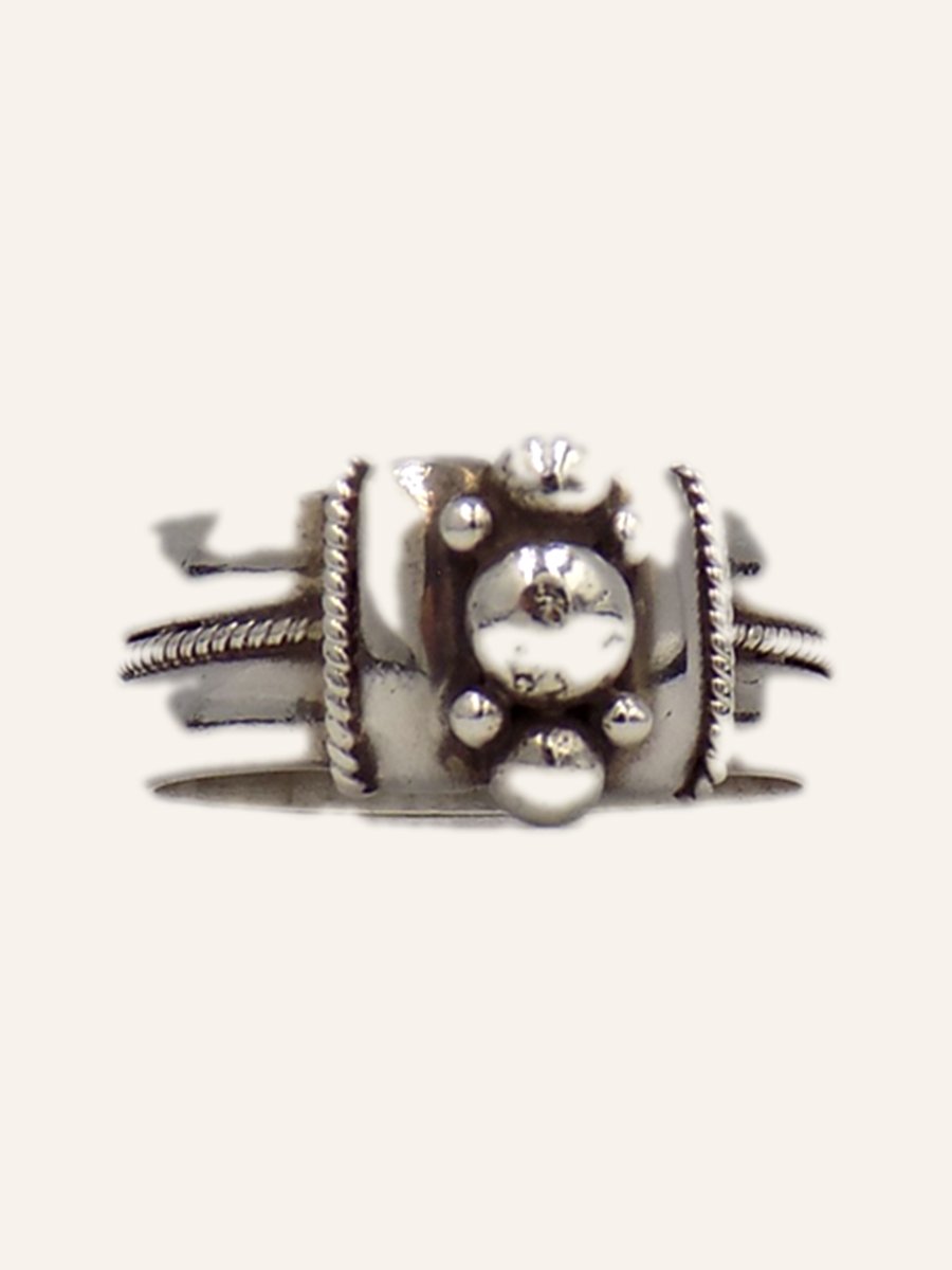 Band ring with beads and lines