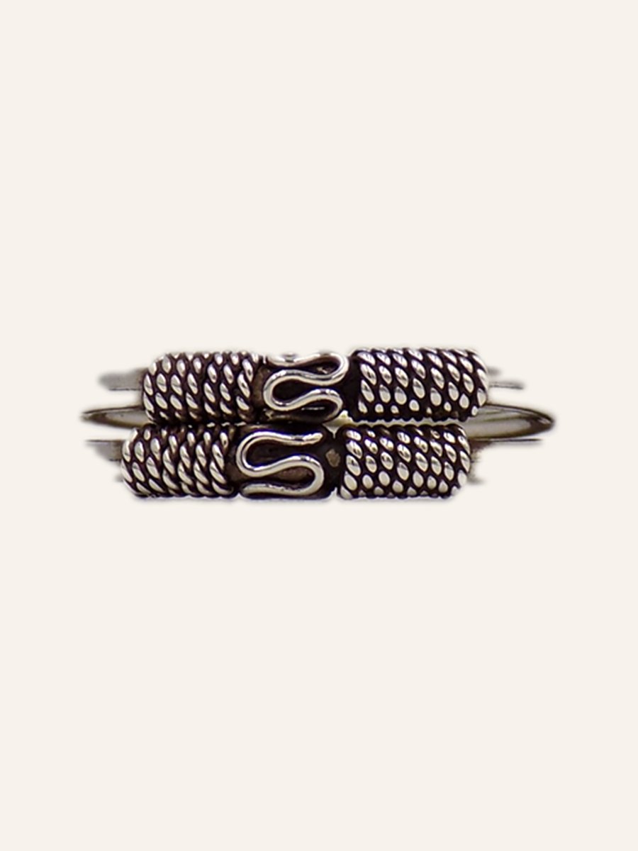 Band ring with applied twists