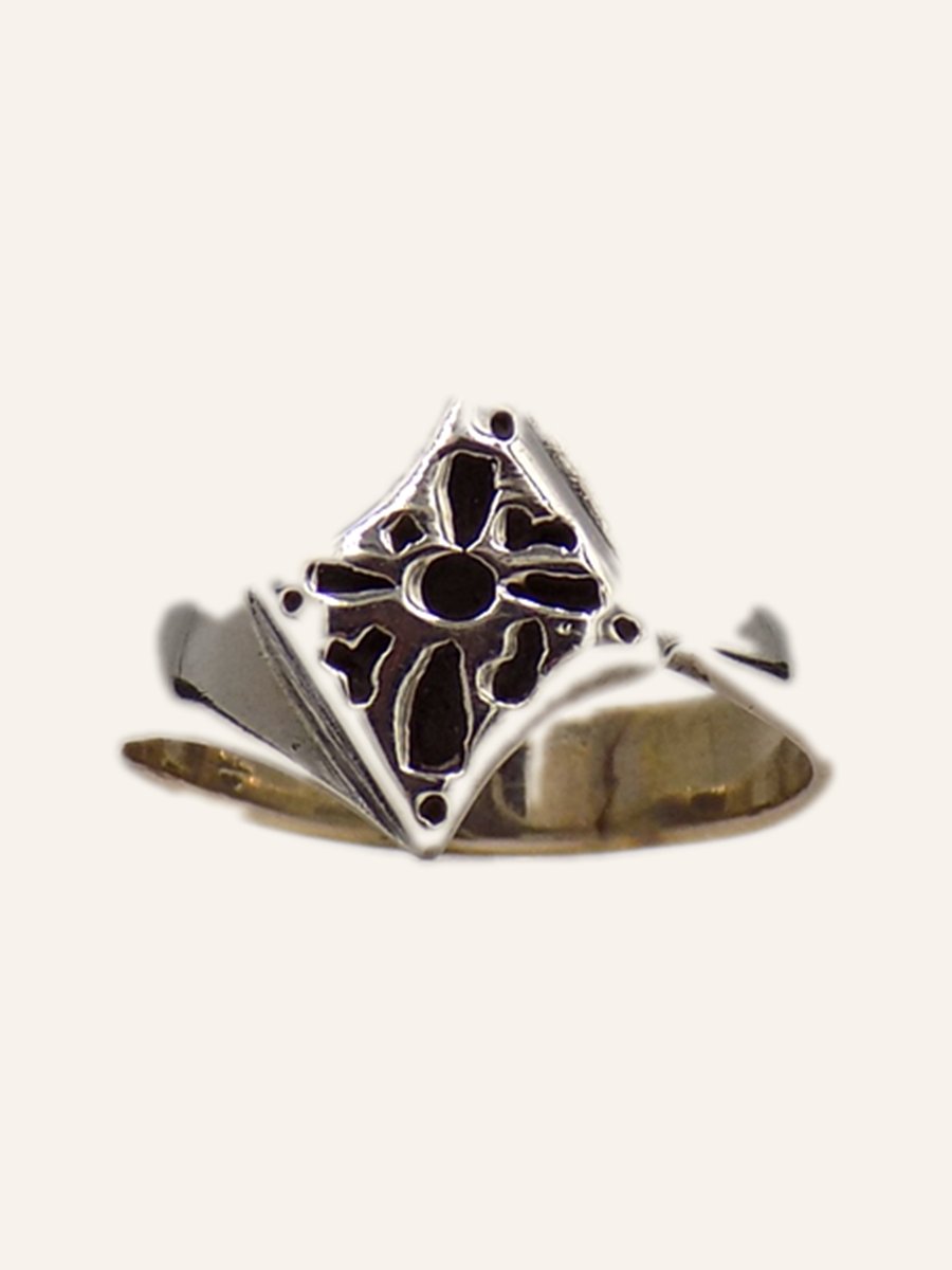 Diamond-shaped ring with chased flower