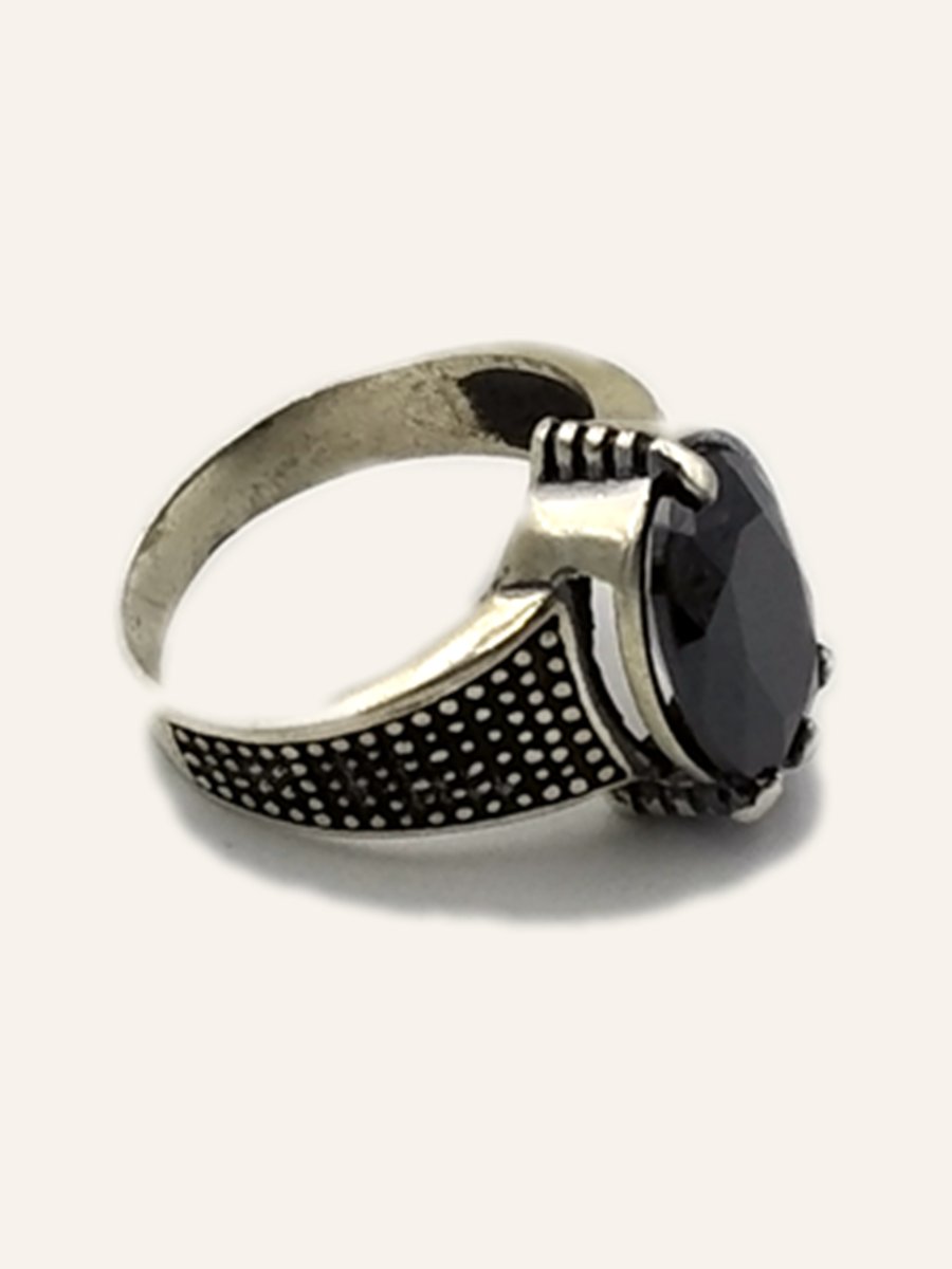 Men's ring with onyx and granulated band