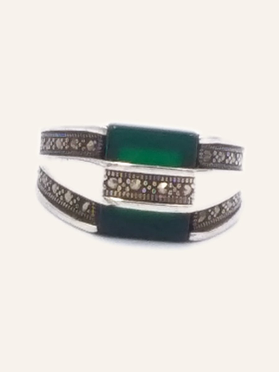 Band ring with green agate and marcasites