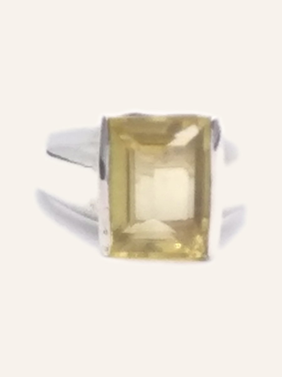 Ring with rectangular lemon quartz