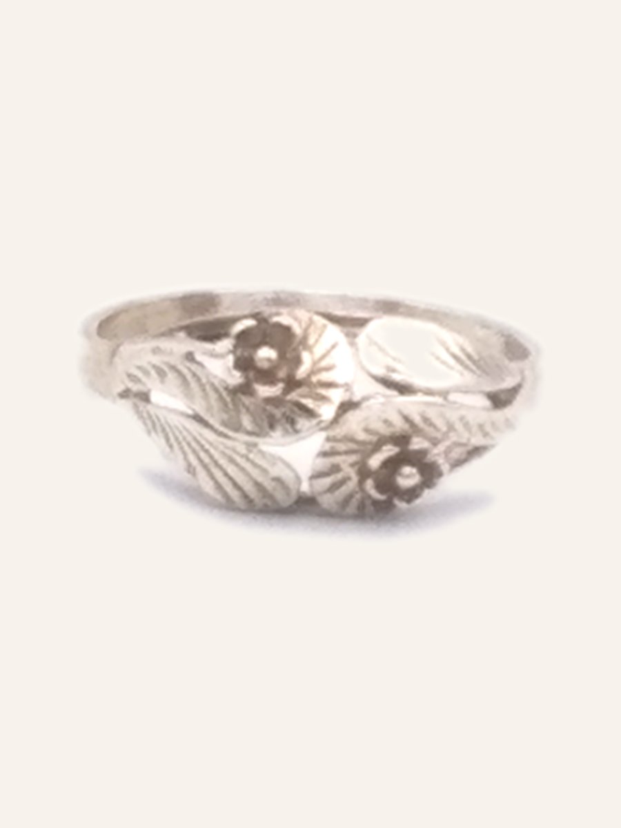 Ring with chased flowers and leaves