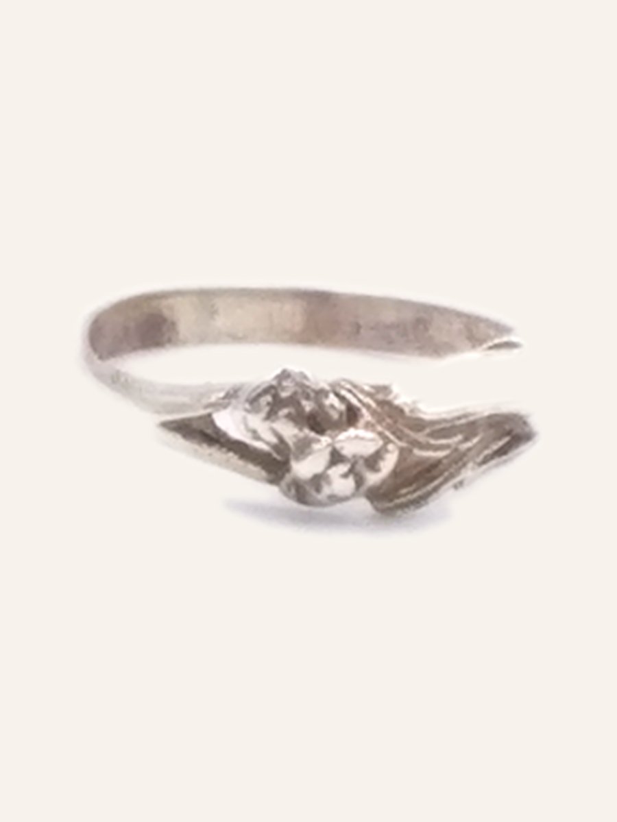 Flower ring in relief