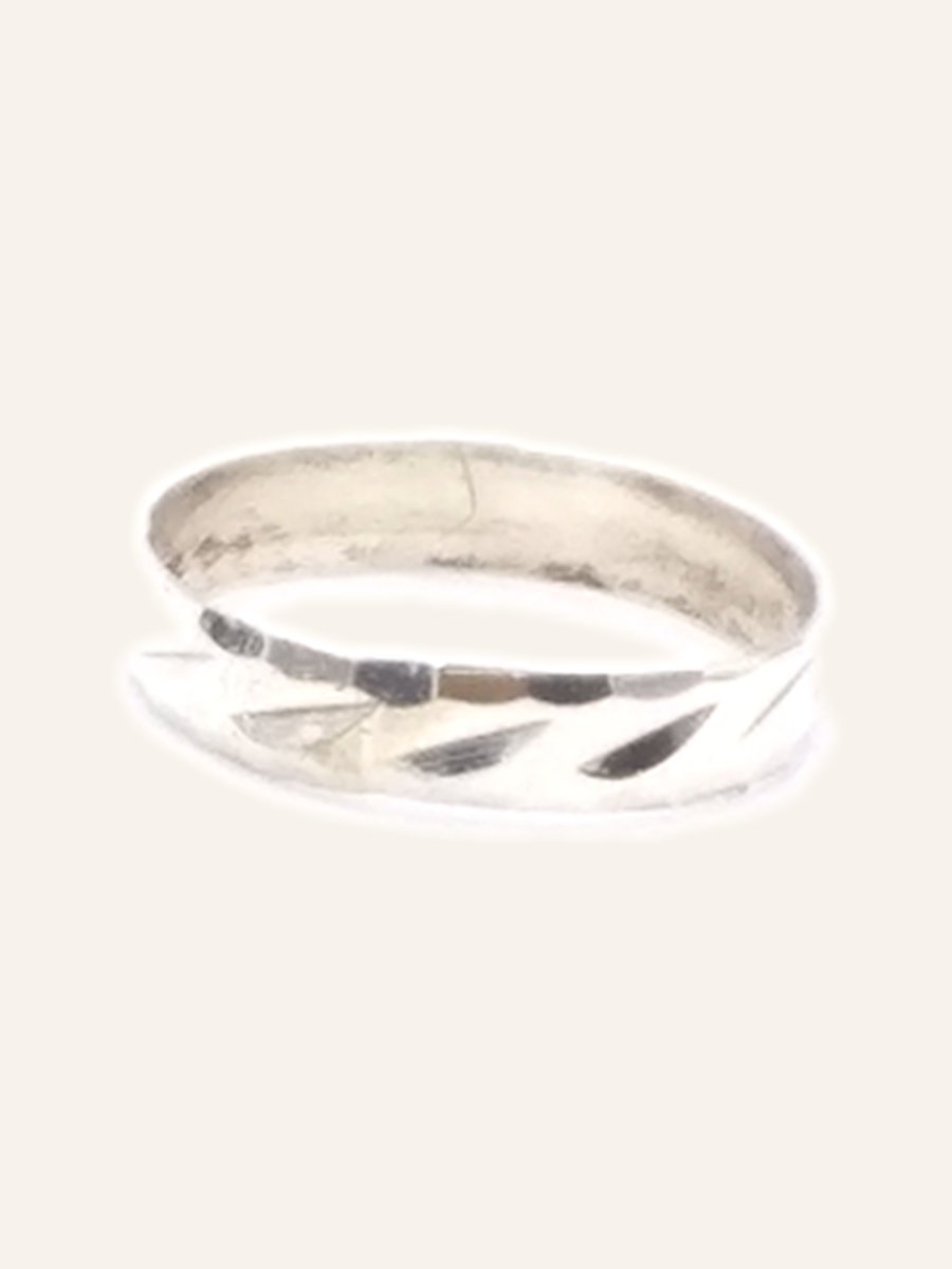 Flat band with engraved lines