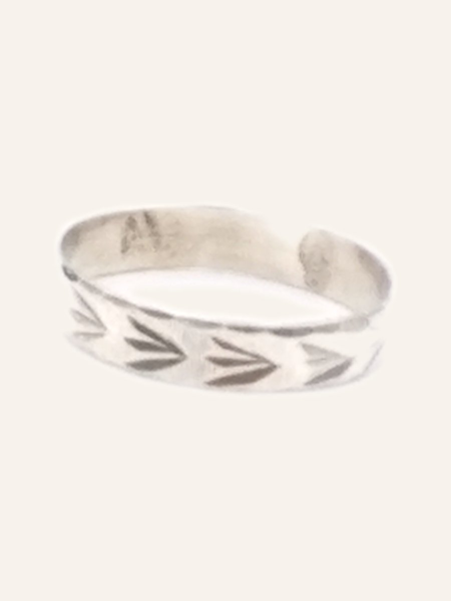 Open band with engraved chevrons