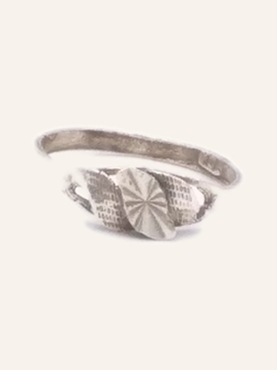 Bague à rosace ciselée