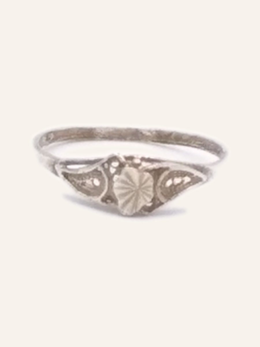 Ring with engraved flowered cartouche