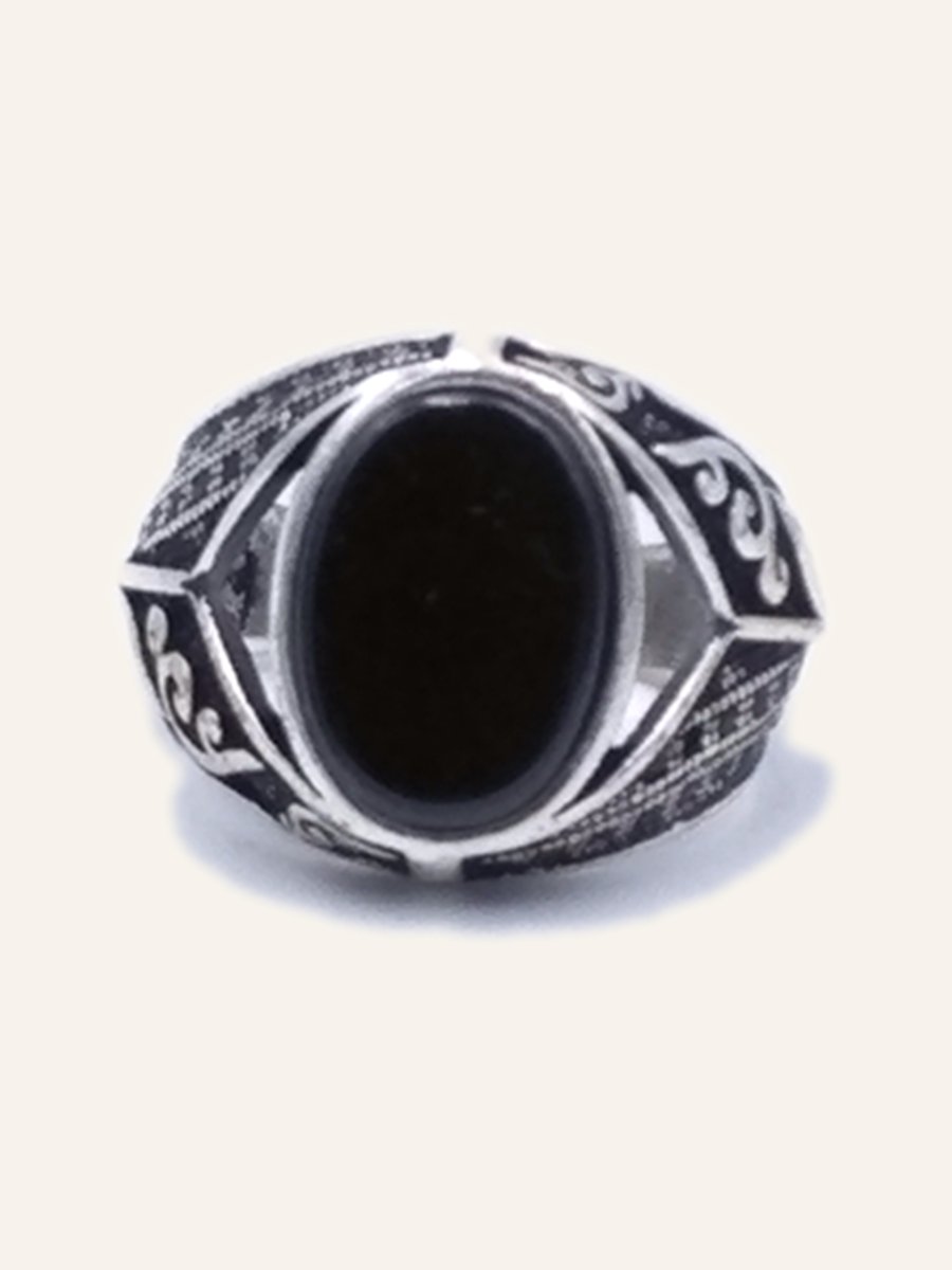 Men's ring with oval onyx and scrolls