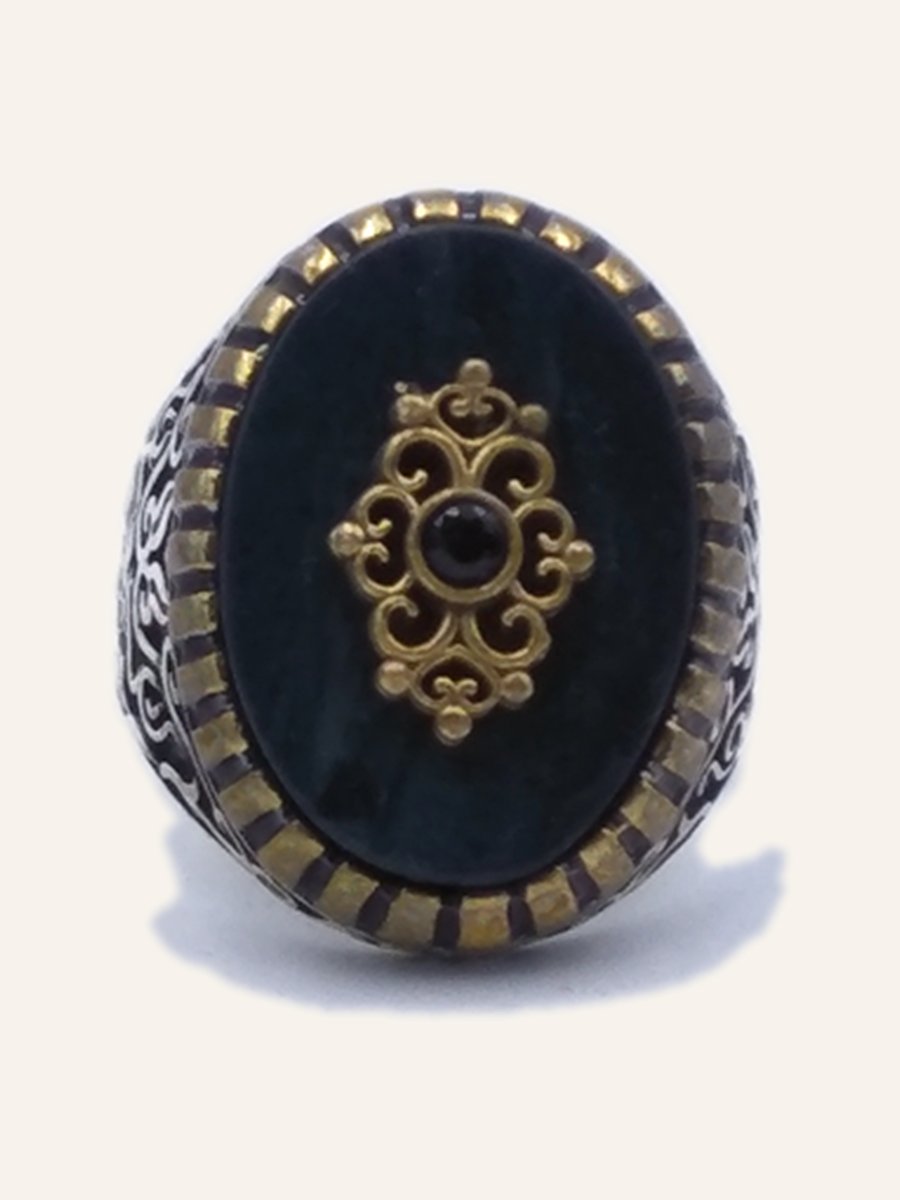 Men's ring with onyx and gilt rosette
