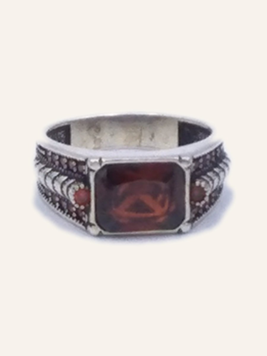 Men's ring with rectangular garnet