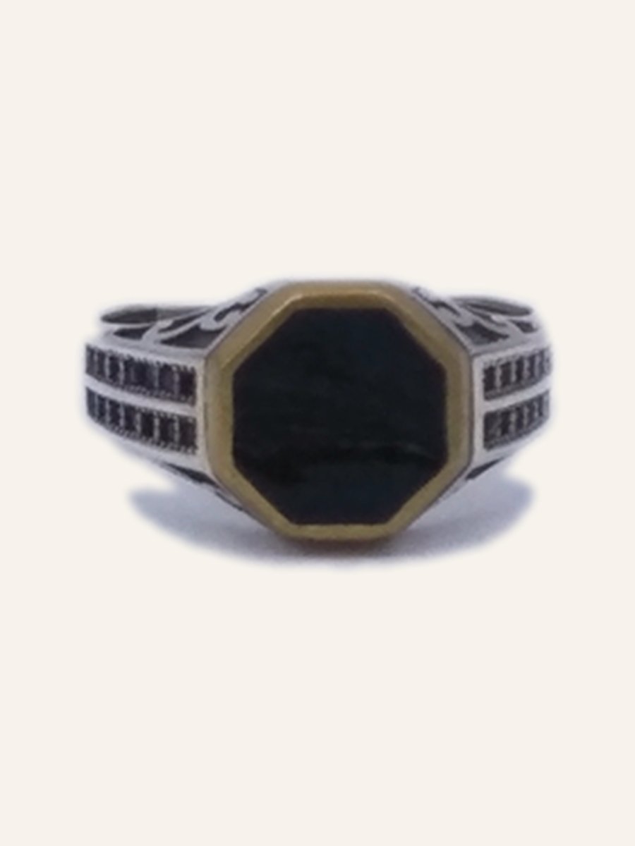 Men's ring with octagonal onyx and gilt frame