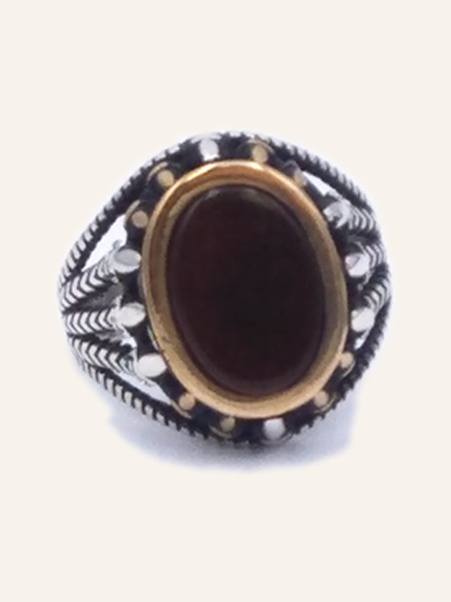 Bague homme à grenat et cadre doré