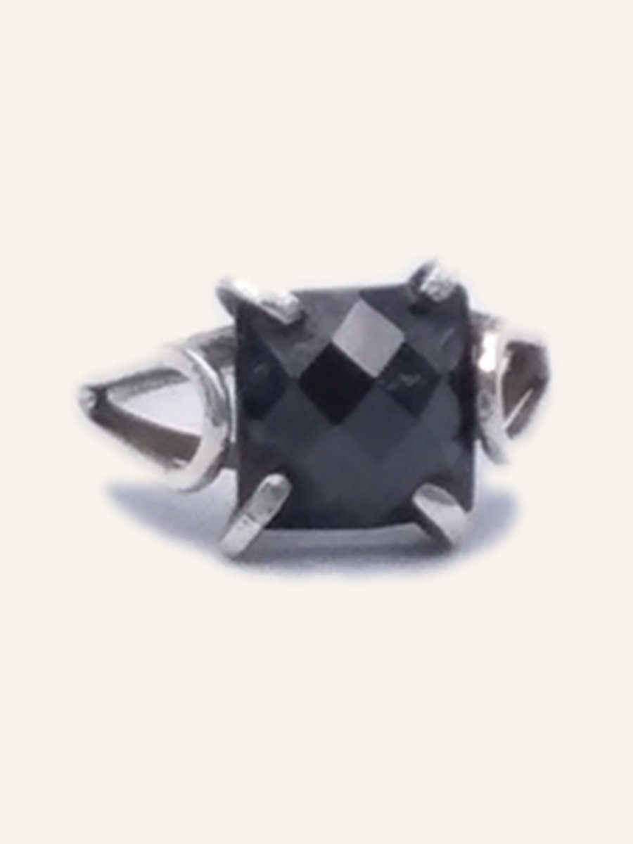 Ring with faceted onyx and broad claws