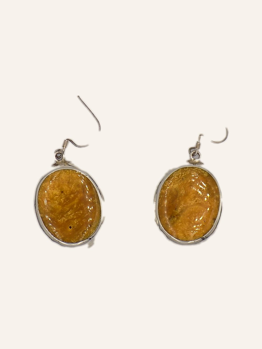 Earrings with oval amber