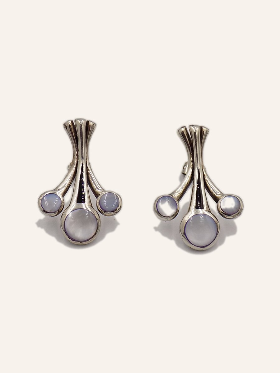 Earrings with moonstone