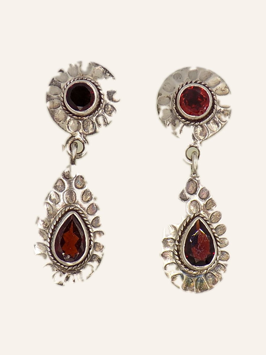 Drop earrings with garnets