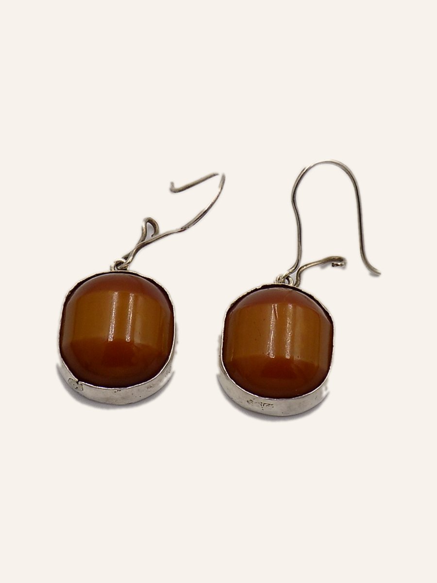 Earrings with round amber