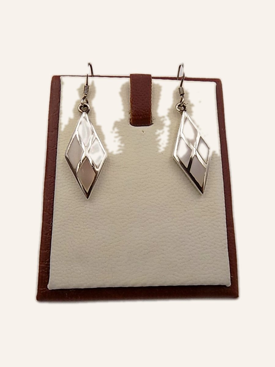 Diamond-shaped mother-of-pearl earrings