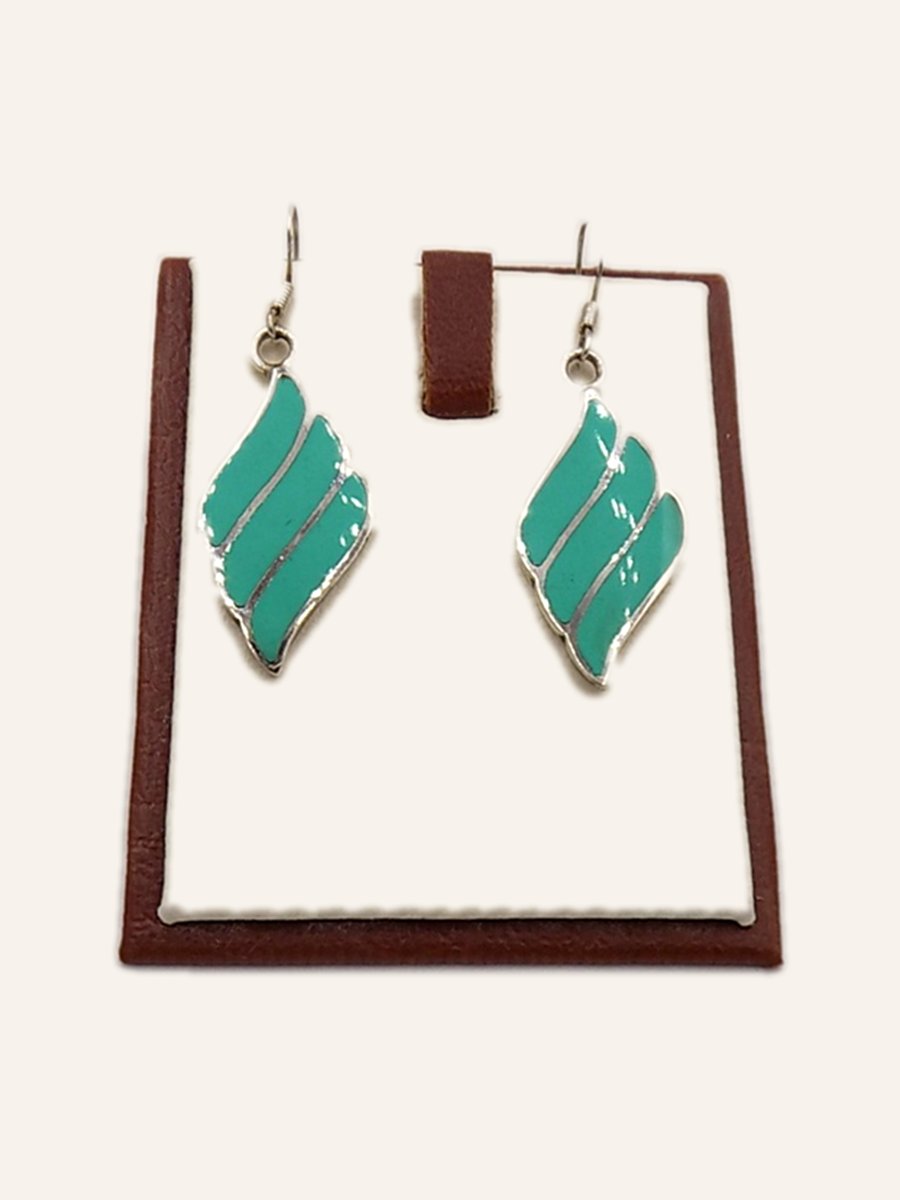Diamond-shaped earrings in green enamel