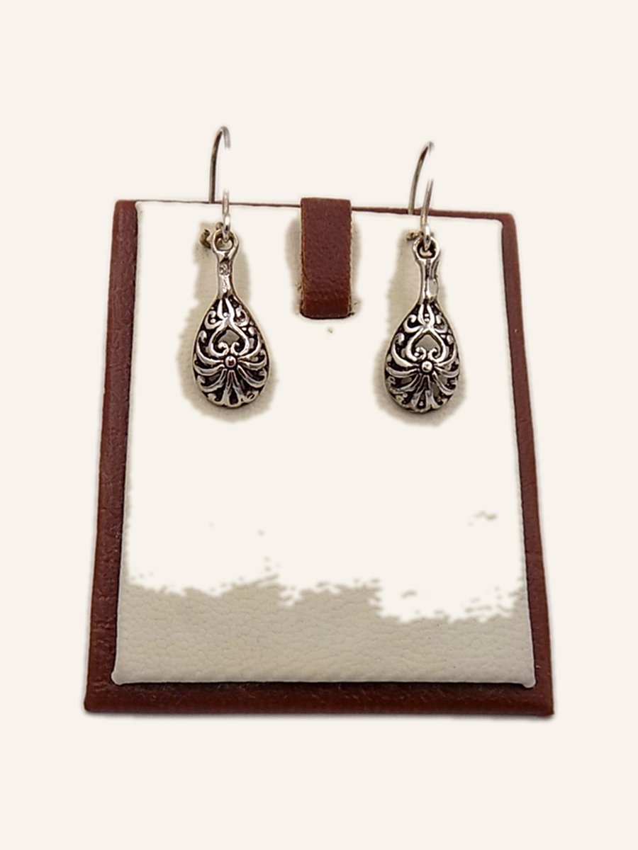 Chased teardrop earrings