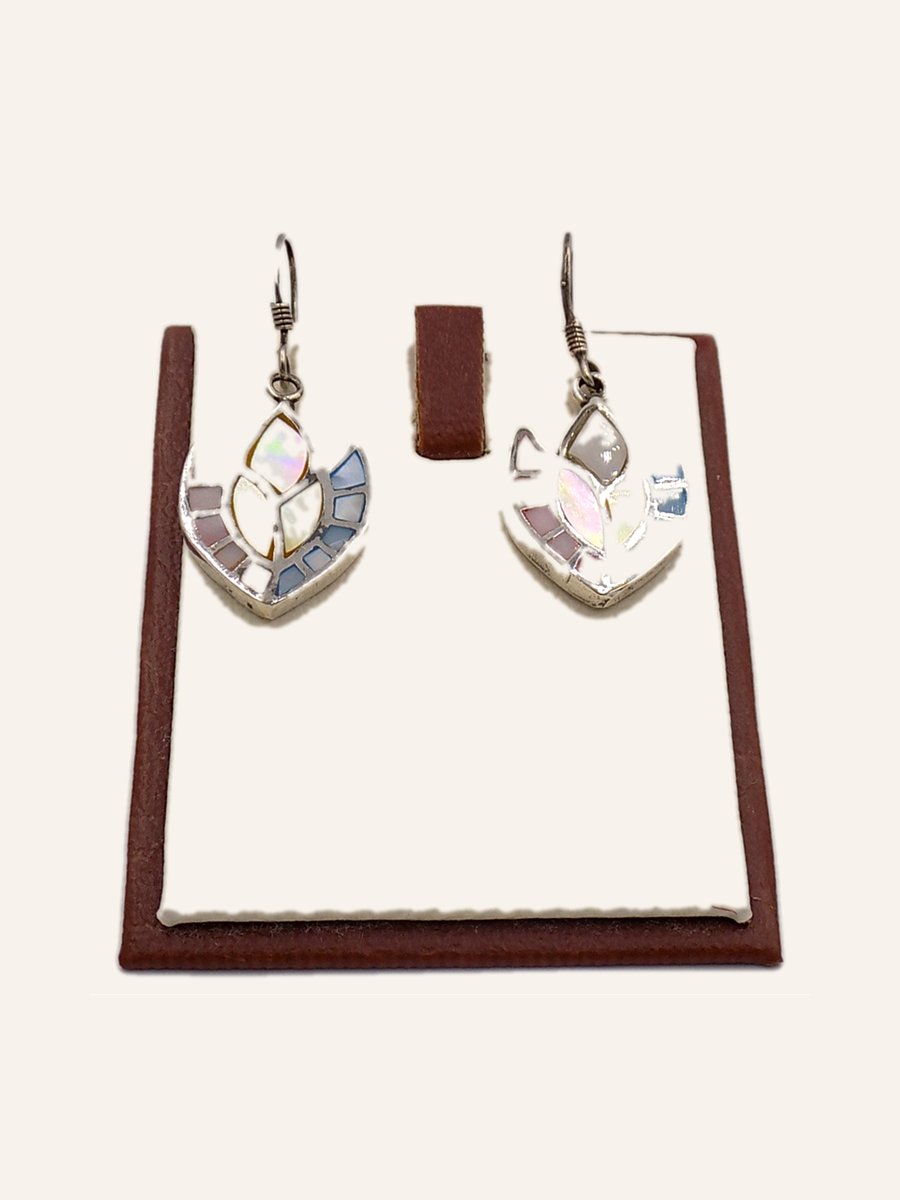 Leaf earrings in mother-of-pearl