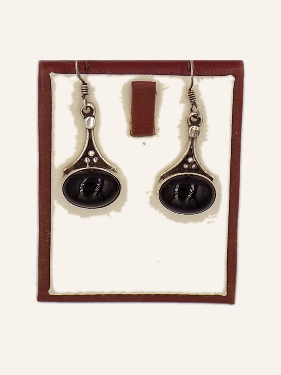 Drop earrings with oval onyx
