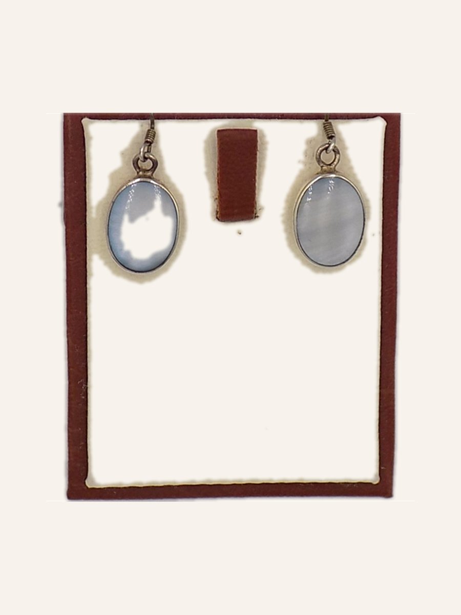 Oval earrings in pale mother-of-pearl