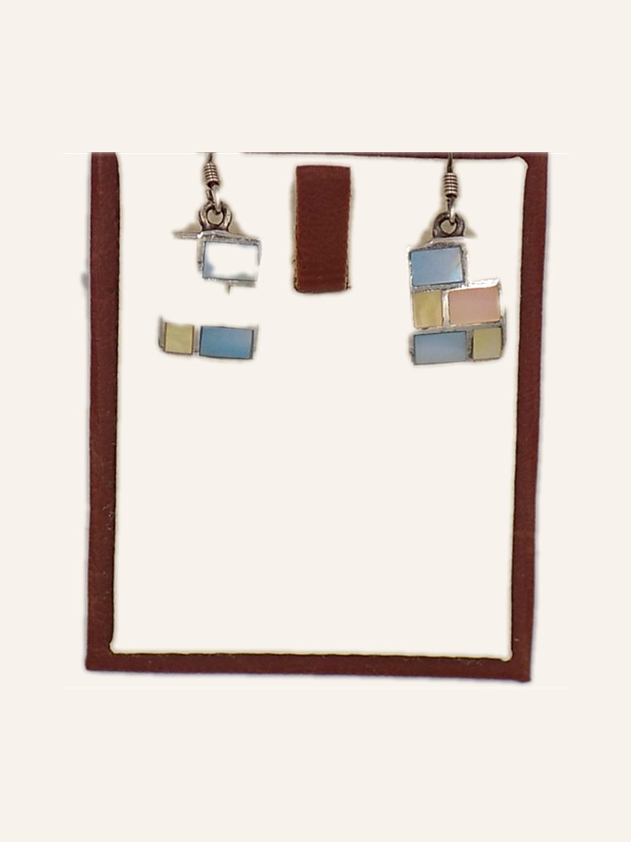 Square earrings in pastel mother-of-pearl