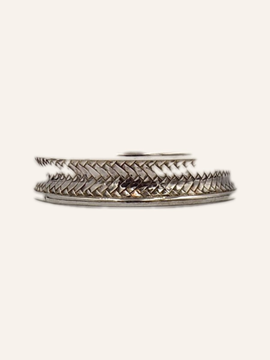 Bangle with engraved chevron decoration