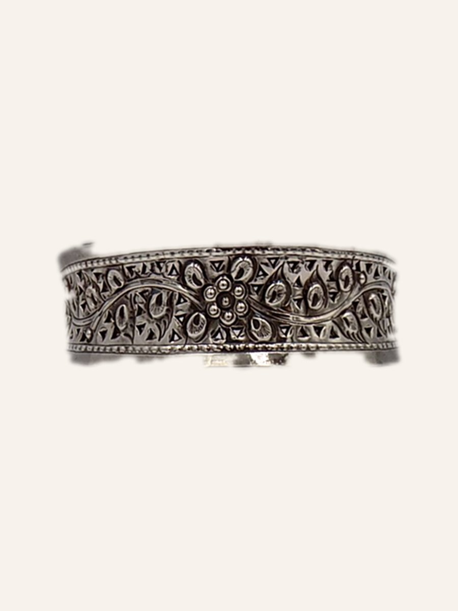 Openwork cuff with flowers