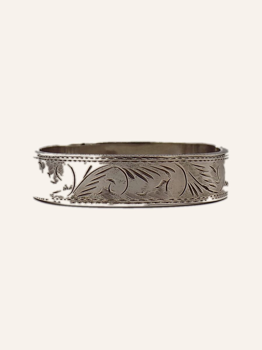Bangle with engraved floral decoration