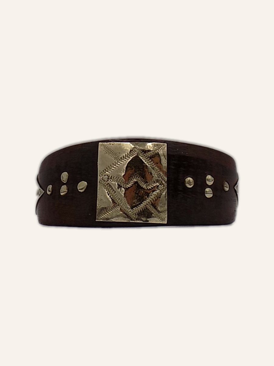 Leather bracelet with silver plaque