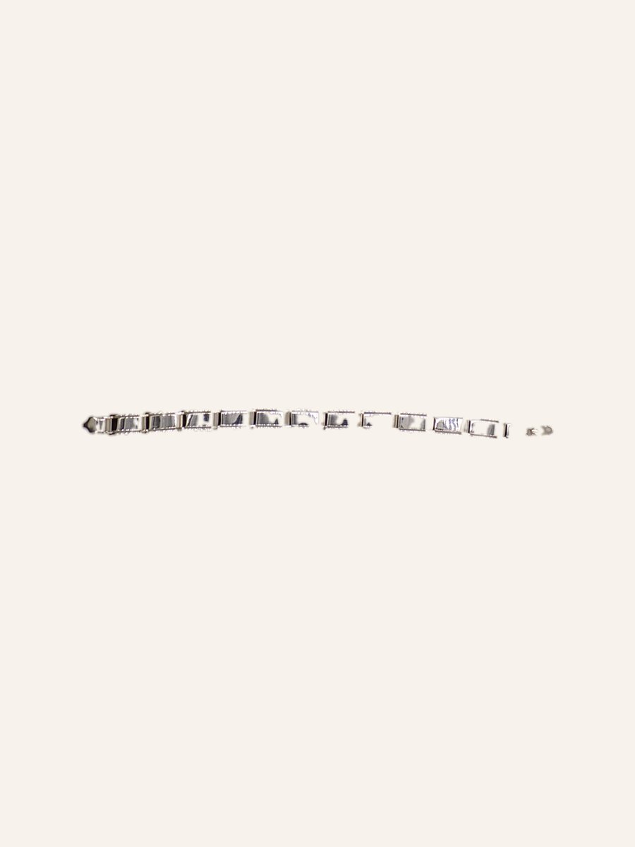 Flat bracelet with engraved links